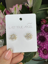 Load image into Gallery viewer, Pearl and crystal earrings
