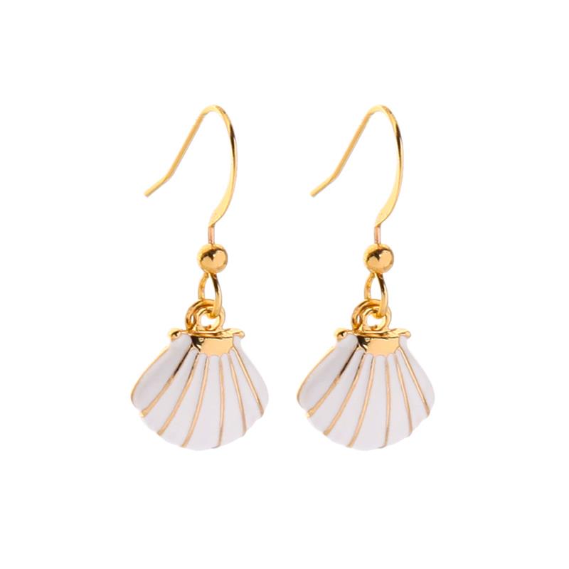 Shell and Pearl earring in gold